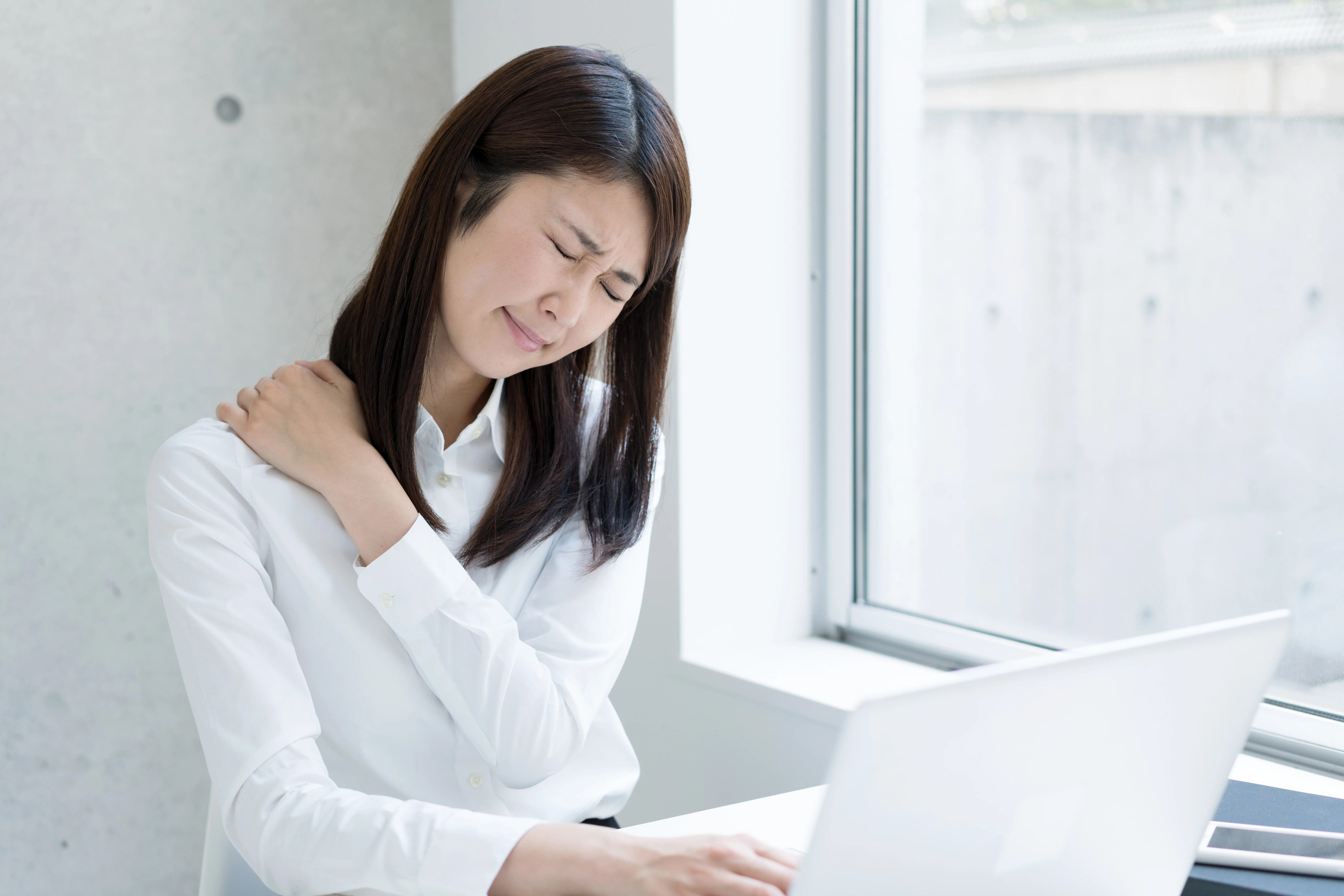 肩こりで悩む人