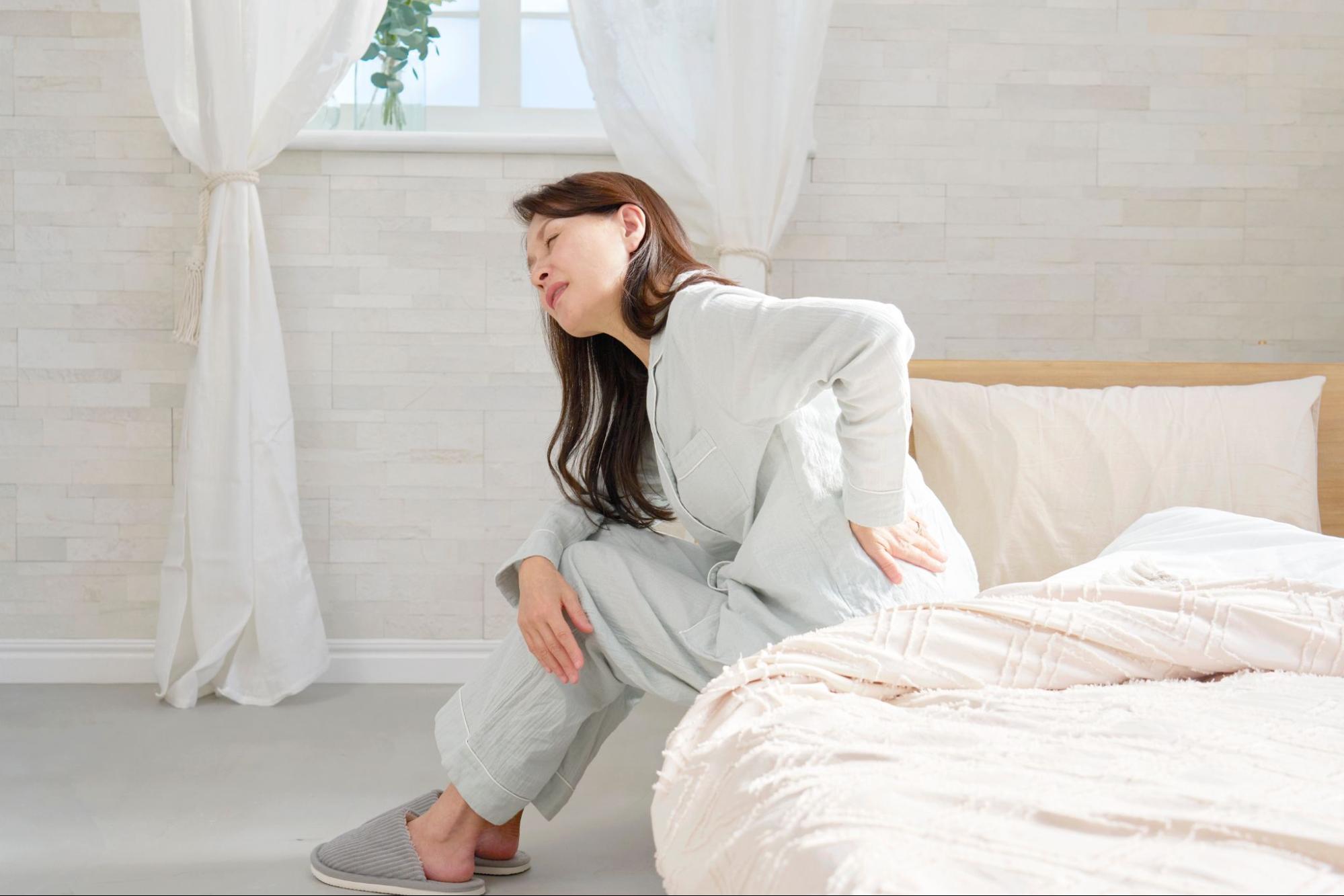 朝起きると腰が痛い